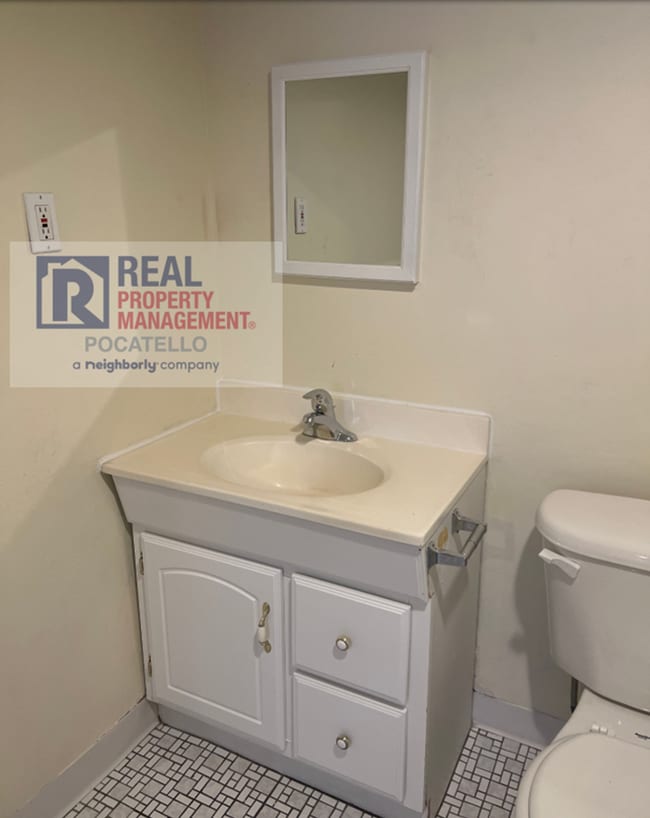 Building Photo - Spacious 1 bedroom 1 bath apartment