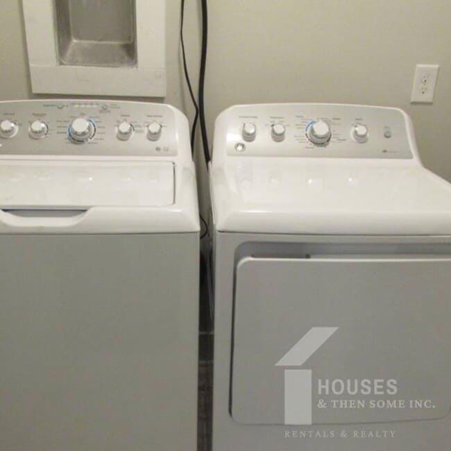 Building Photo - 27 Creekhaven Ln