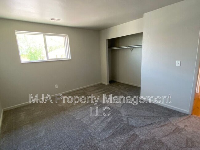 Building Photo - 2523 S Lakecrest Dr