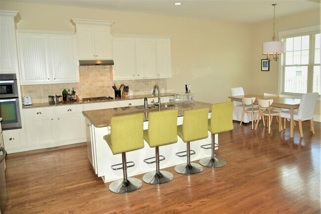Building Photo - Beautiful, Spacious 4 bedroom 3 bath home ...