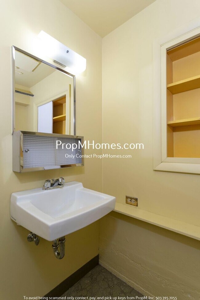 Building Photo - Rare Three Bedroom Gem in SW Portland!