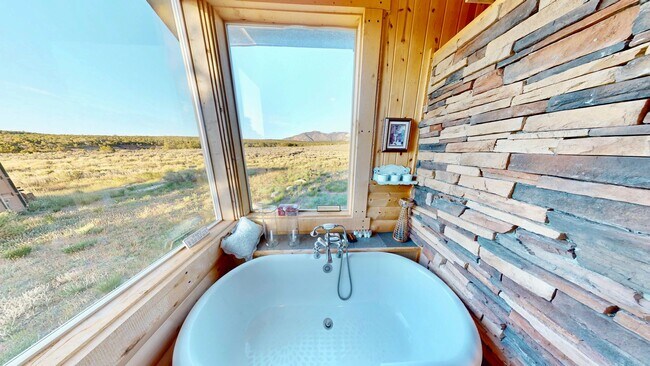 Building Photo - Beautiful Home on 10 Private Acres