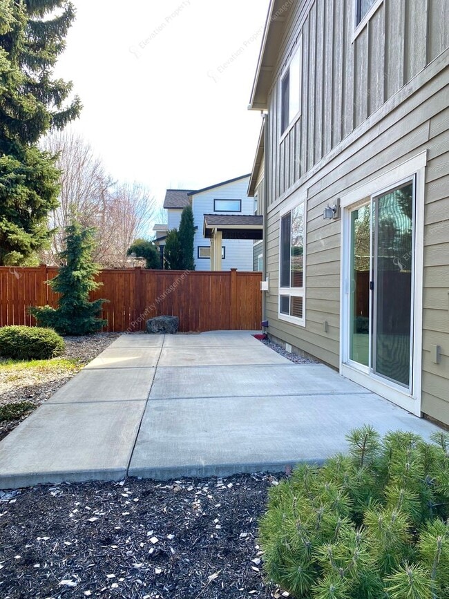 Building Photo - SW Bend Home Close to Old Mill & Deschutes River Trail