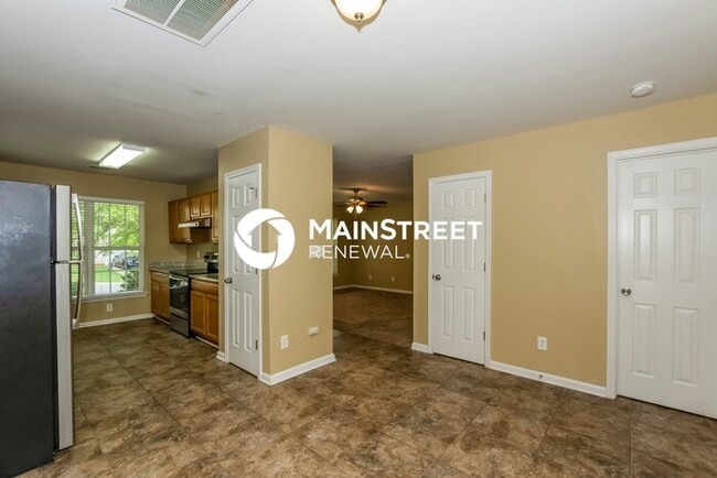 Building Photo - 3 Bedroom Pet-Friendly Home in Charlotte, NC with Main Street Renewal