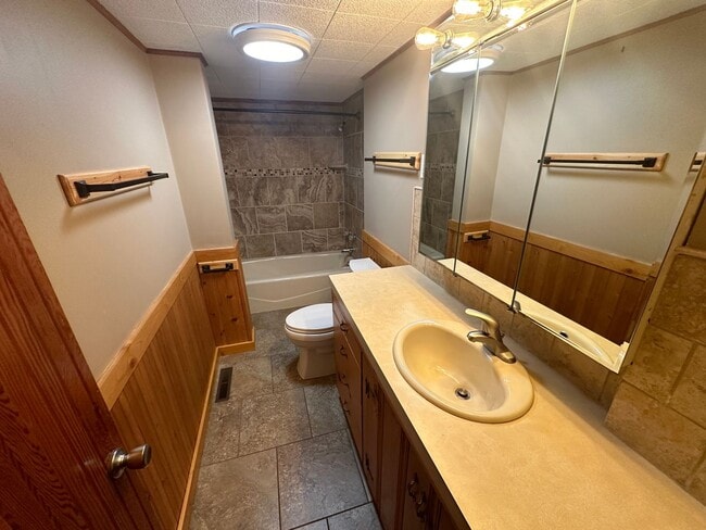 Building Photo - Beautiful Manitou Home With Sweeping Mount...