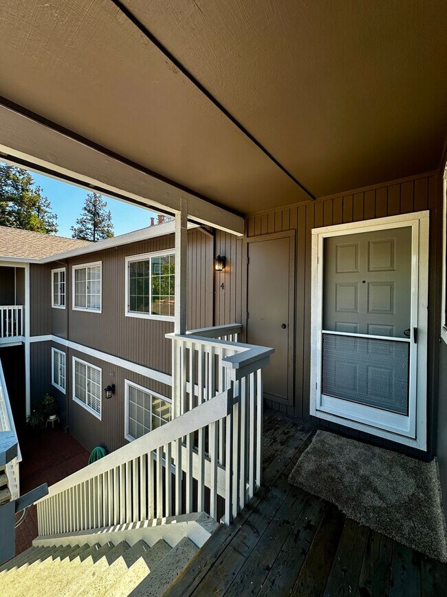 Building Photo - Bridgeview top floor condo with tree top w...
