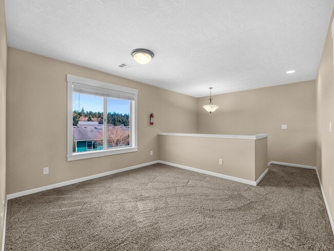 Building Photo - 330 SW Kalmia Ave