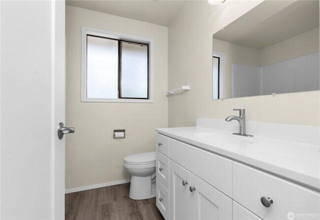 Building Photo - Beautifully Updated Duplex | W/D Included | Ideal for JBLM Commuters