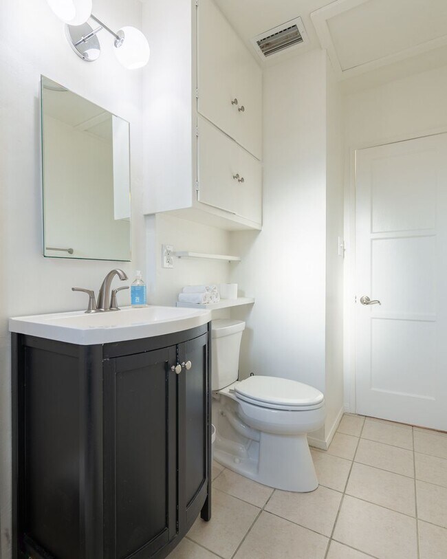 Building Photo - Charming Bungalow with King Size Bed