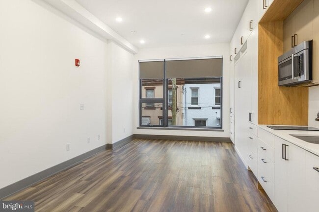 Building Photo - 1935 E Hazzard St