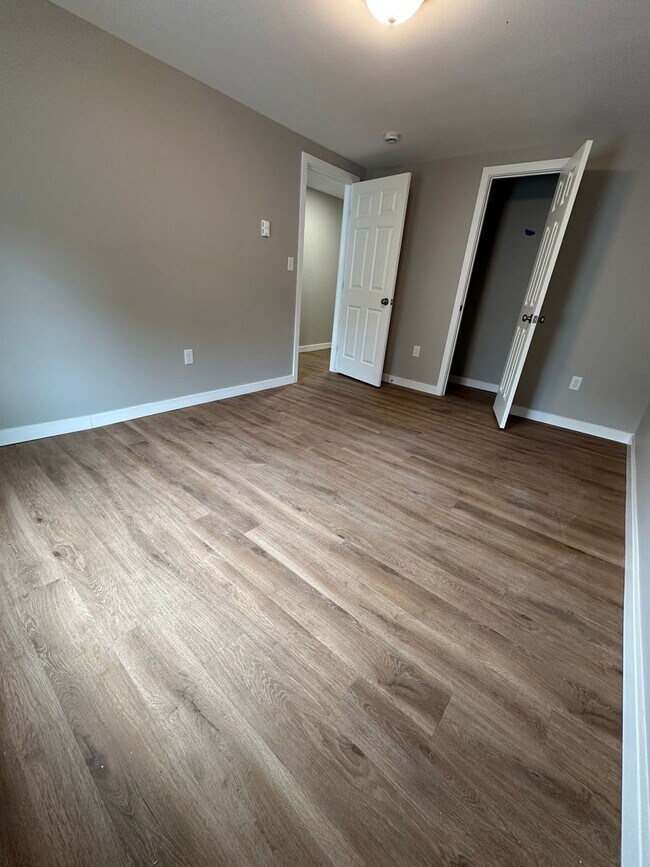 Building Photo - 220 Rosedale Ave