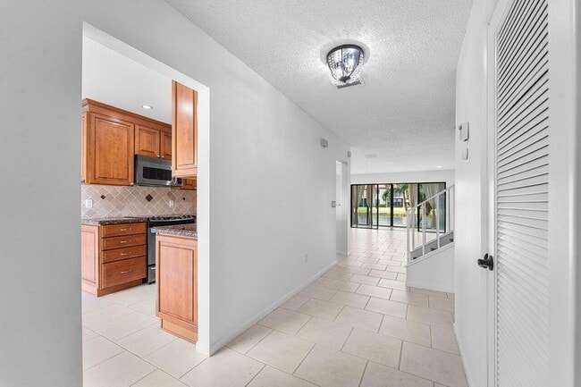 Building Photo - 8566 Casa Del Lago