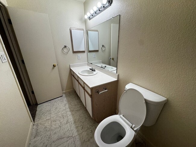 Building Photo - Great 3BR Home Near Cottonwood Mall!!