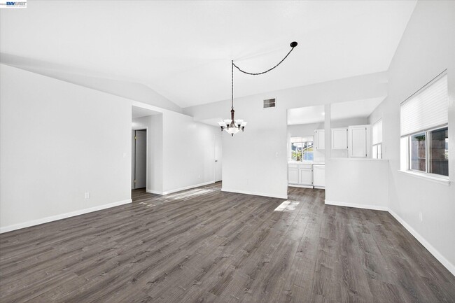 Building Photo - 2032 Newport Dr