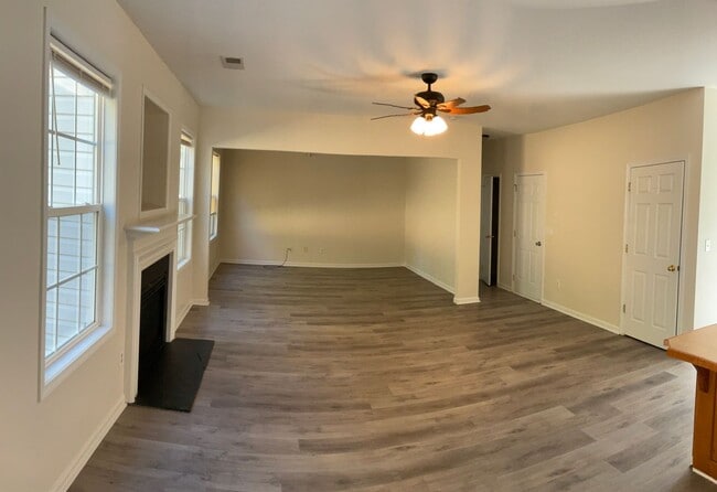 Building Photo - Quiet Neighborhood- Large family living!