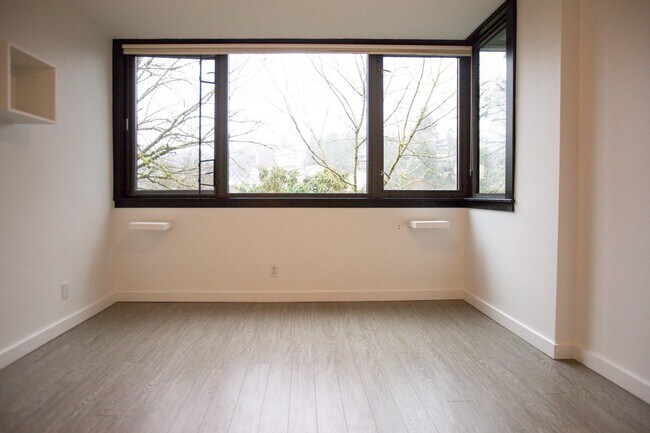 Building Photo - Goose Hollow 1 Bedroom Available Now !