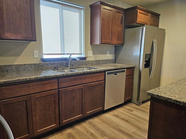 Building Photo - 3 Bedroom, 2.5 Bath House w/ fully fenced yard.