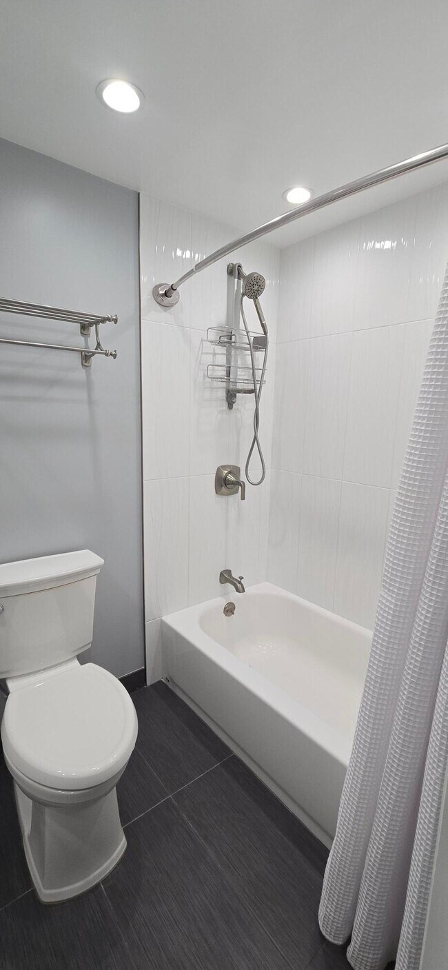 Building Photo - 3300 N Palm Aire Dr