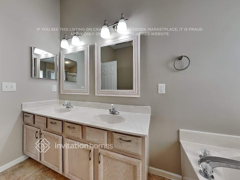 Building Photo - 1800 Northglen Cir