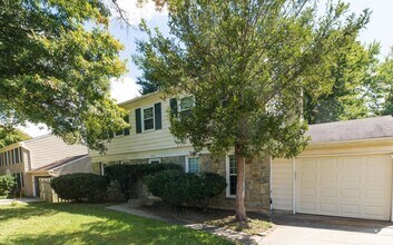 Building Photo - Very well maintained 4BR 2.5BA Colonial mo...