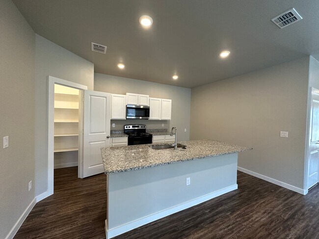 Building Photo - 405 E 21st St