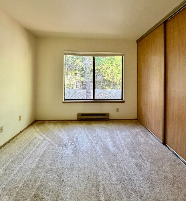 Building Photo - 1276 Bellevue Way NE