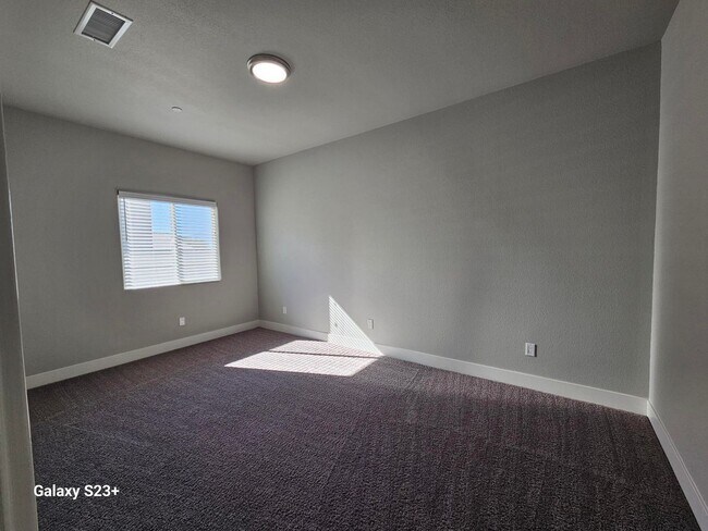 Building Photo - CHARMING NEWER CONTEMPORARY 3 BED/2 BATH AVAILABLE NOW