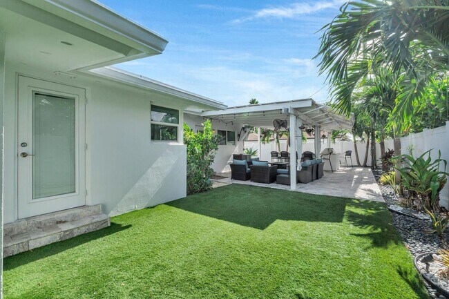 Building Photo - 530 NE 17th St