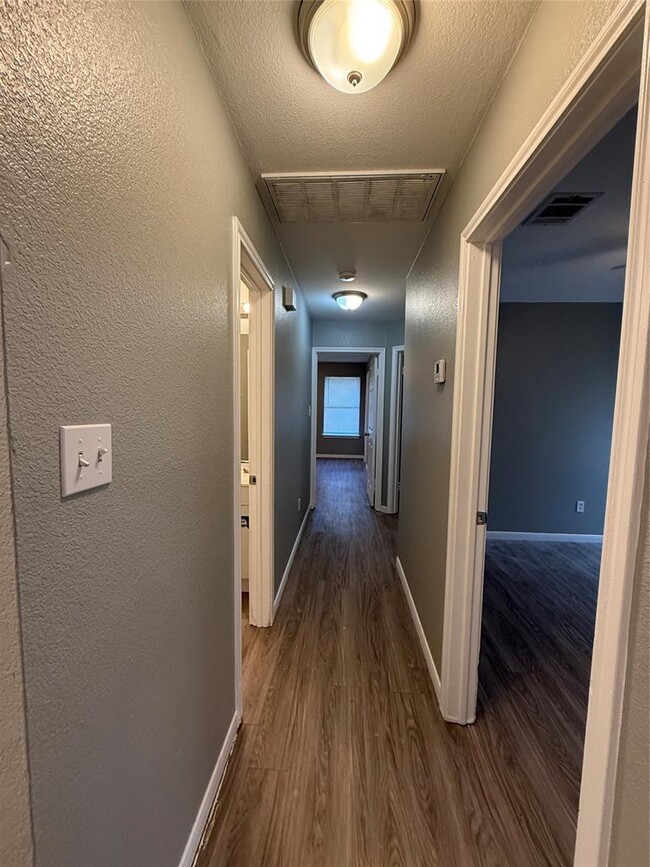 Building Photo - 2221 Creekside Ln