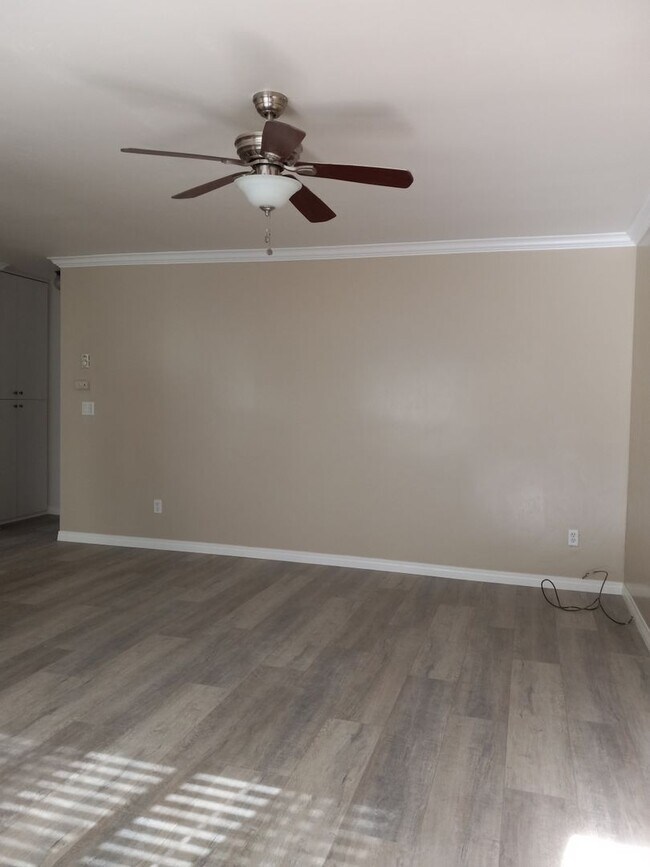 Building Photo - Location is Everything!  2 Minute Walk to the Sand of Mission Bay from Your Front Door!