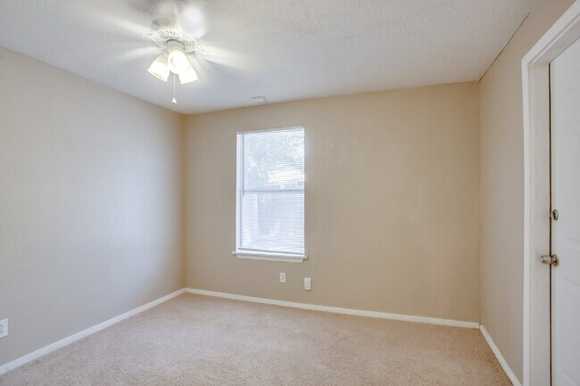 Building Photo - Large 4 bedroom in Tech Terrace ready to c...