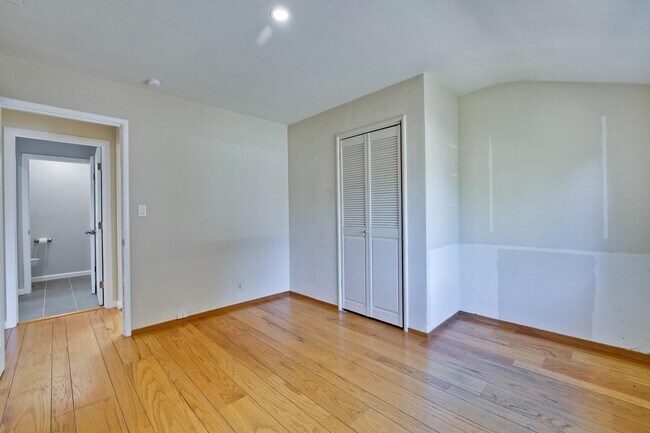 Building Photo - Beautiful 4 bedroom, 3 bath in desirable C...