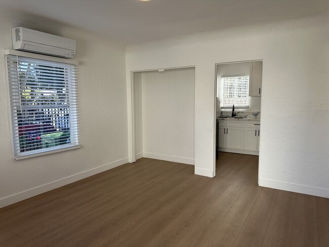 Building Photo - Newly Renovated 1 Bedroom in West Adams