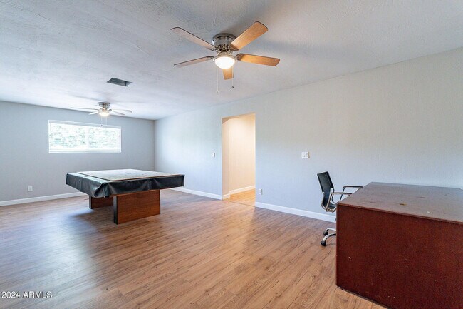 Building Photo - 110 W Seldon Ln