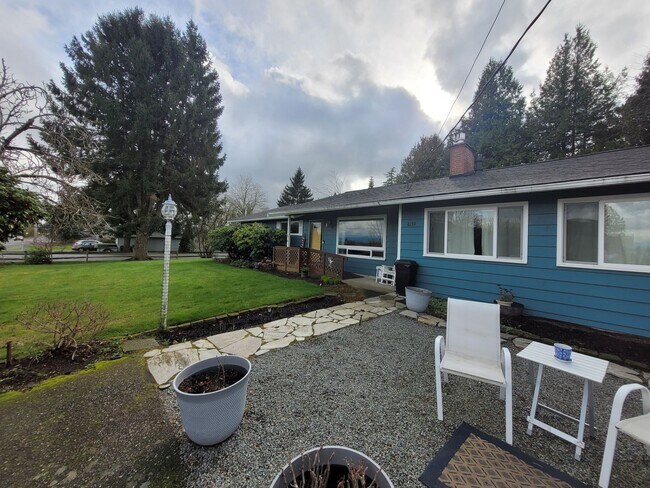 Building Photo - Spacious 3–4 Bedroom Rambler with Private Studio & Mount Baker Views