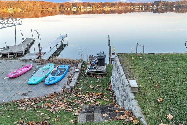 Building Photo - 8165 Leonard Dr