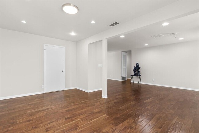 Building Photo - 501 Arbor Ln