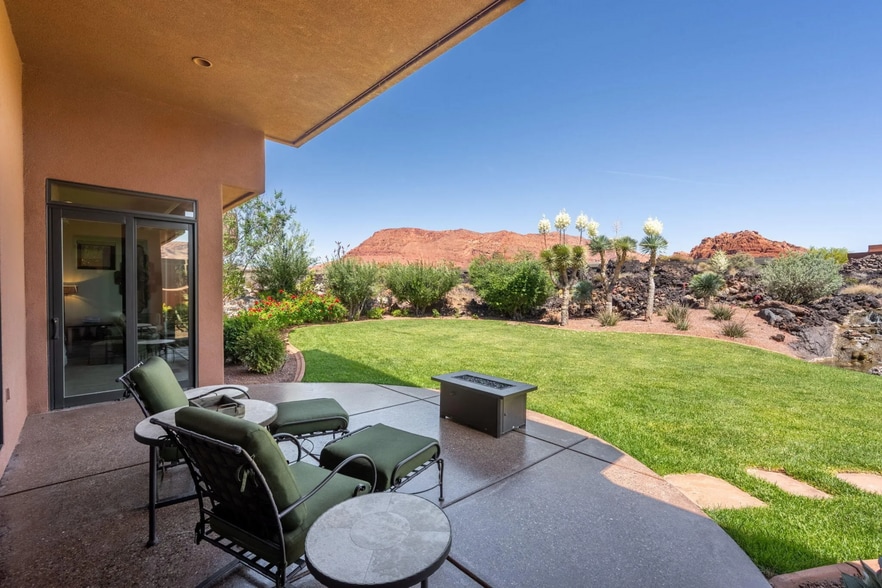Shaded Lounge Terrace Overlooking Lush Lawn & Lava Flow - 1500 E Split Rock Dr