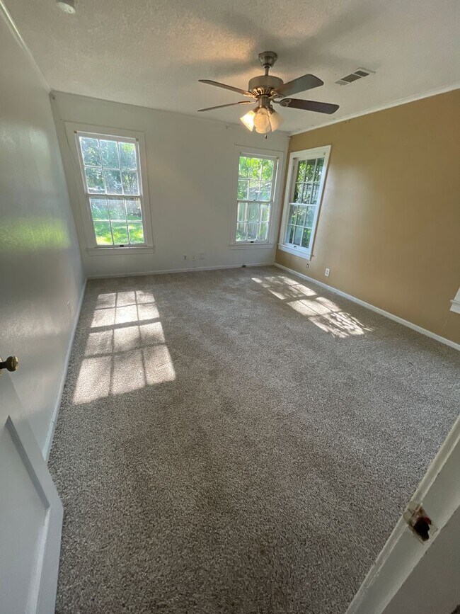 Building Photo - Broadmoor Home, 3 Beds, 2 Baths