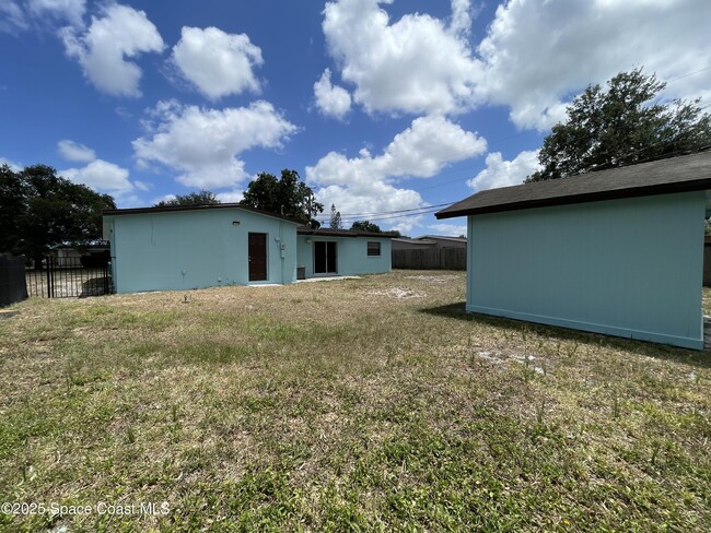 Building Photo - 1074 Holland St