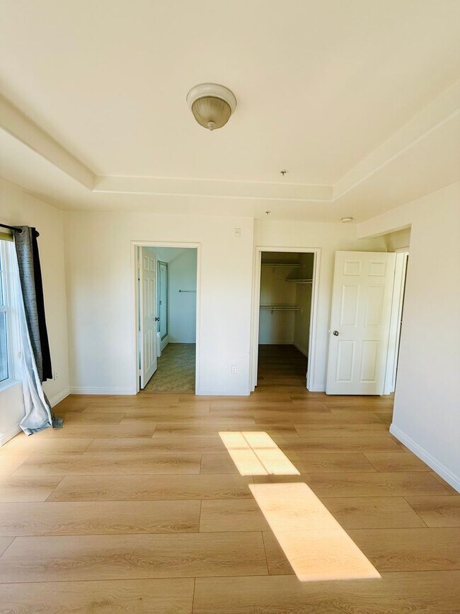 Building Photo - Remodelled 4 Bedroom Townhome for Lease in...