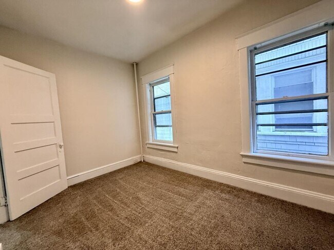Building Photo - 320 Taylor Ave
