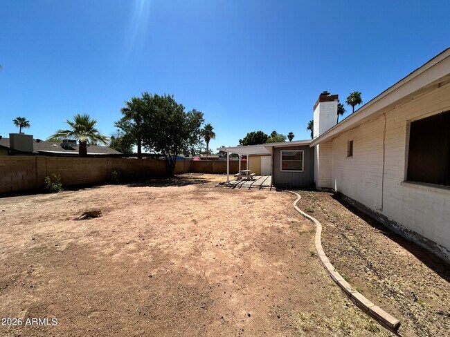 Building Photo - 711 N Oracle Cir