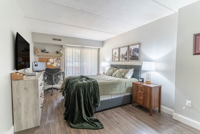 Building Photo - 144 Marble St