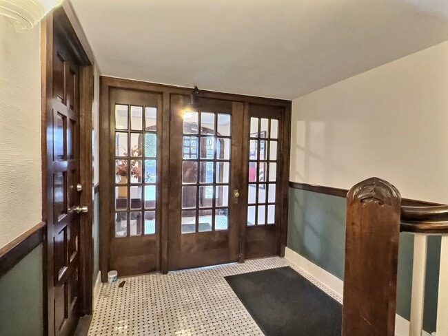 Building Photo - 2921 N Pine Grove Ave