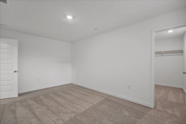 Building Photo - 12658 Rosefinch Wy