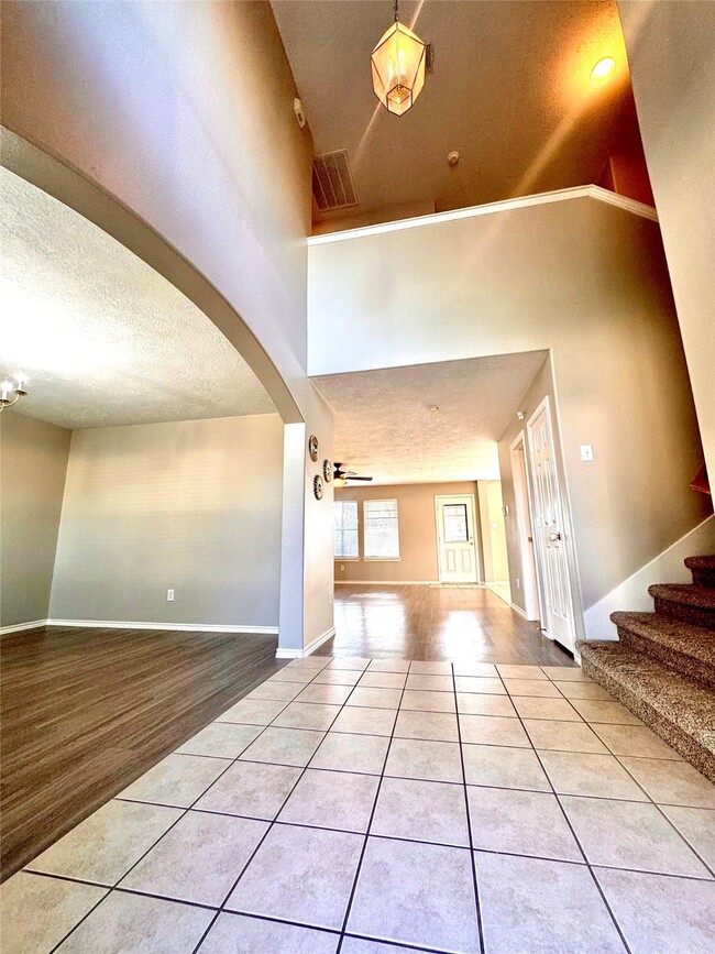 Building Photo - 10630 Acacia Forest tr