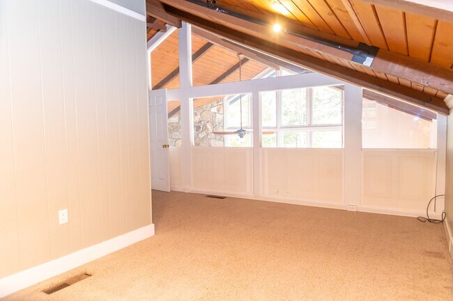 Building Photo - PEACEFUL LIVING.....SECLUSION! Move in ready!!!