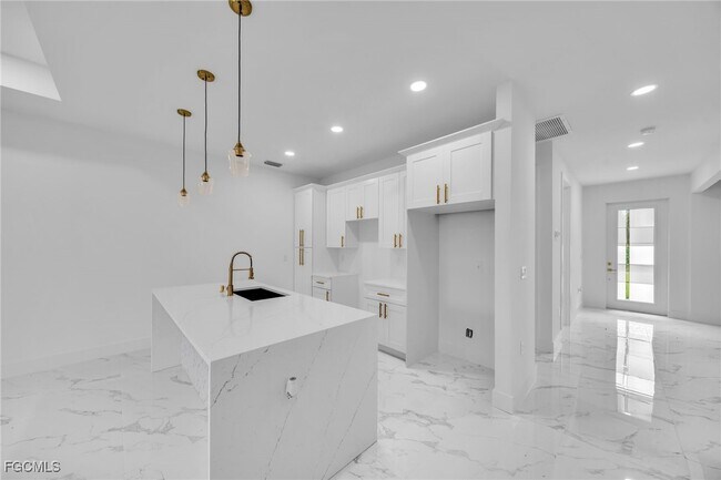 Building Photo - 314 Urbana St