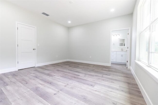 Building Photo - 200 Bridle Path
